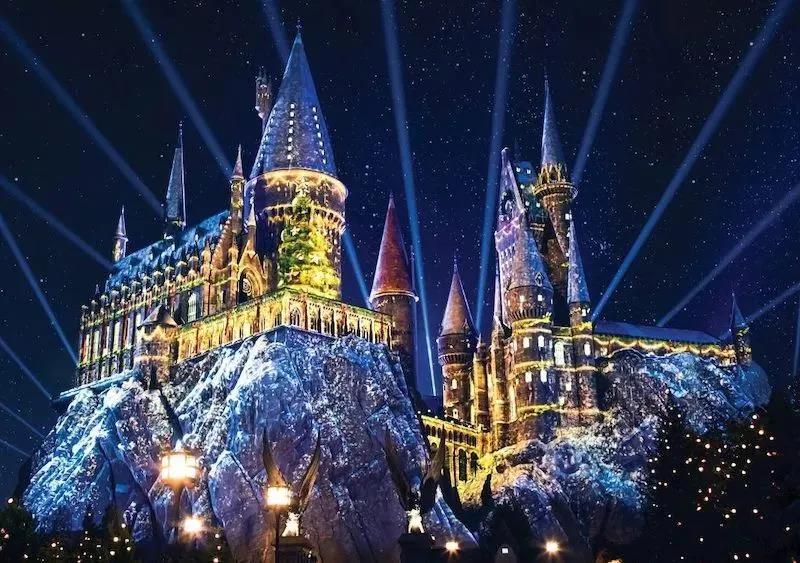 奥兰多环球影城装点“哈利波特的魔法世界“的圣诞氛围