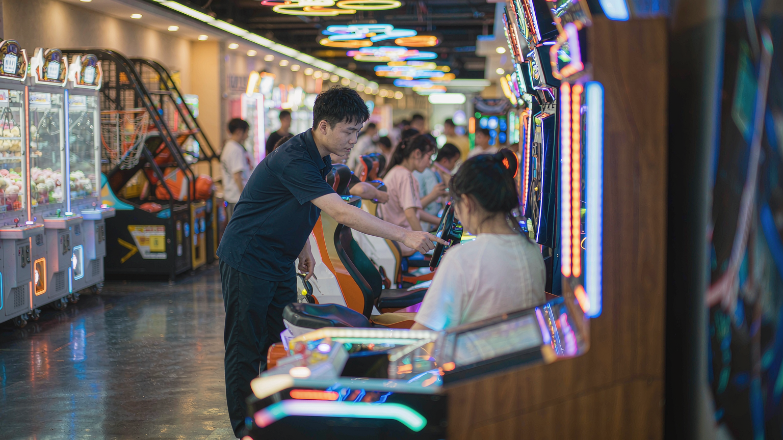电玩城新店员上岗前要培训什么？收银差错、机台巡查与导玩话术的上岗标准